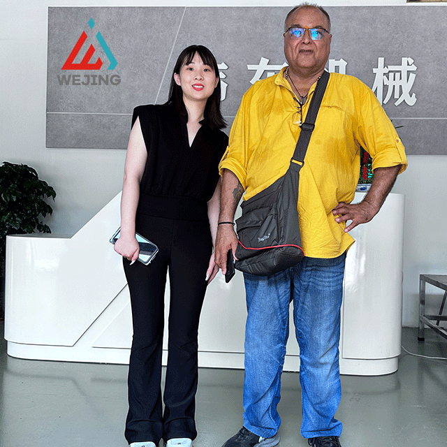 Weijingは海外顧客と充填機ラベル貼付機の輸出協力協定を締結しました