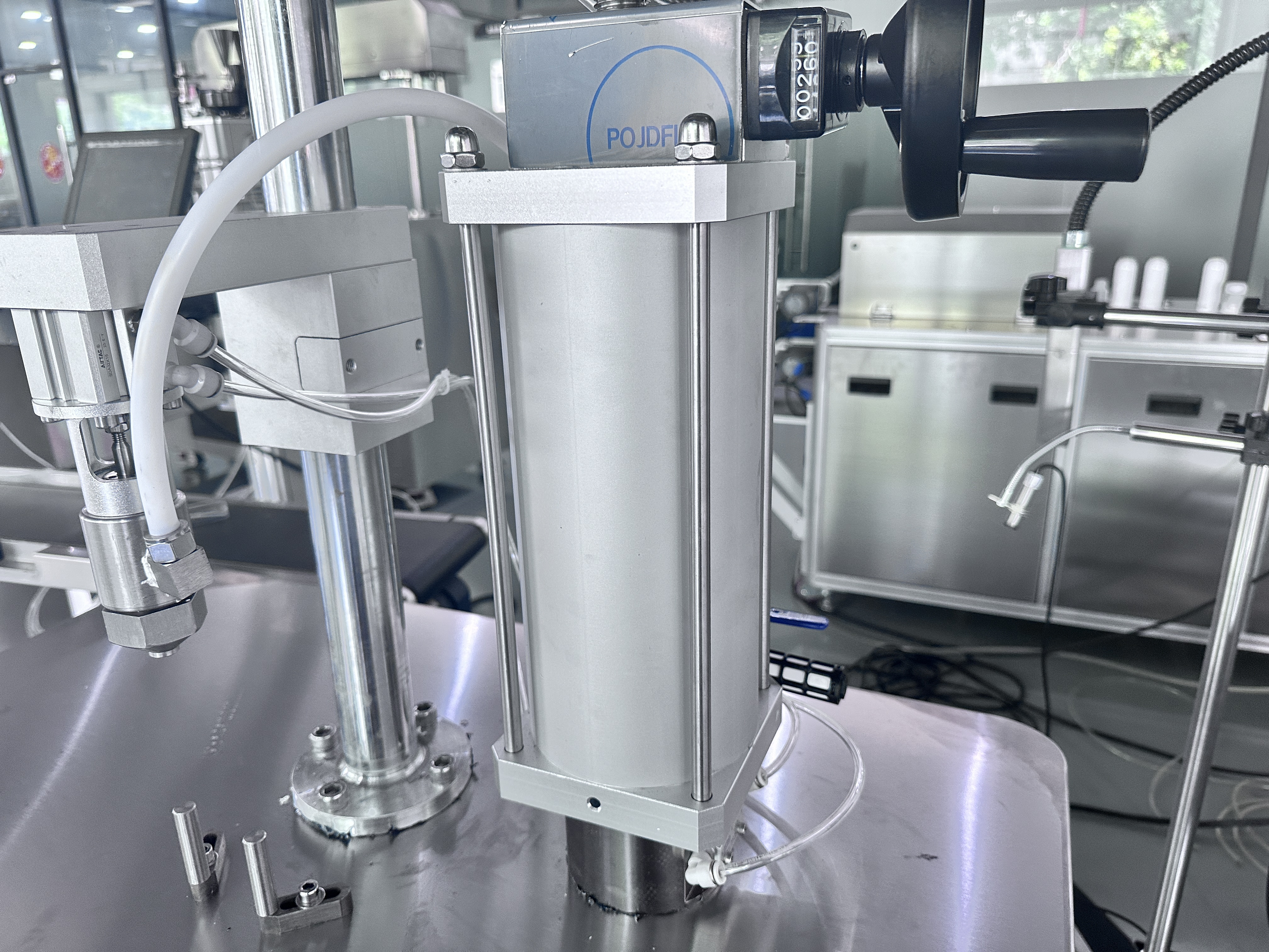 販売のための半自動エアゾール消臭芳香剤ボディスプレー充填機