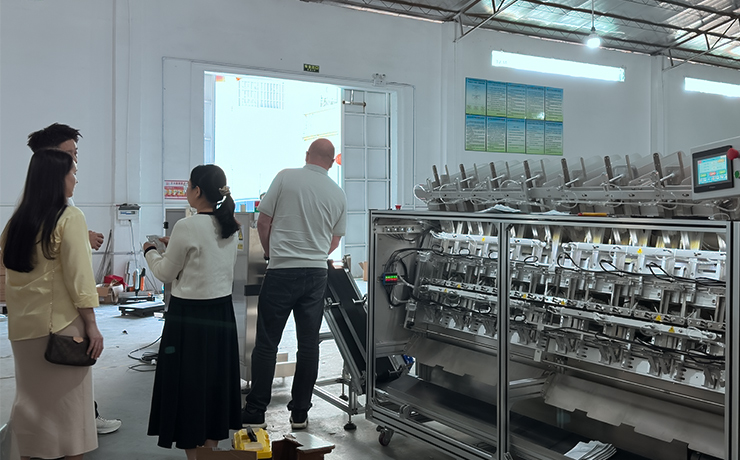  工場訪問と会話: ウズベキスタンのクライアントのシートマスク生産への旅