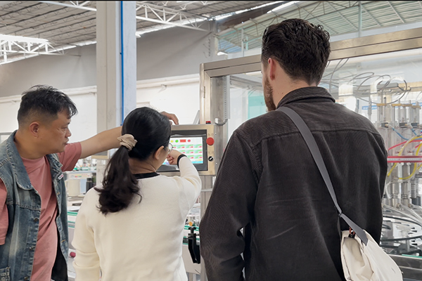 米国の顧客の工場での BOV エアロゾル充填生産ラインの受け入れ 1 (2)