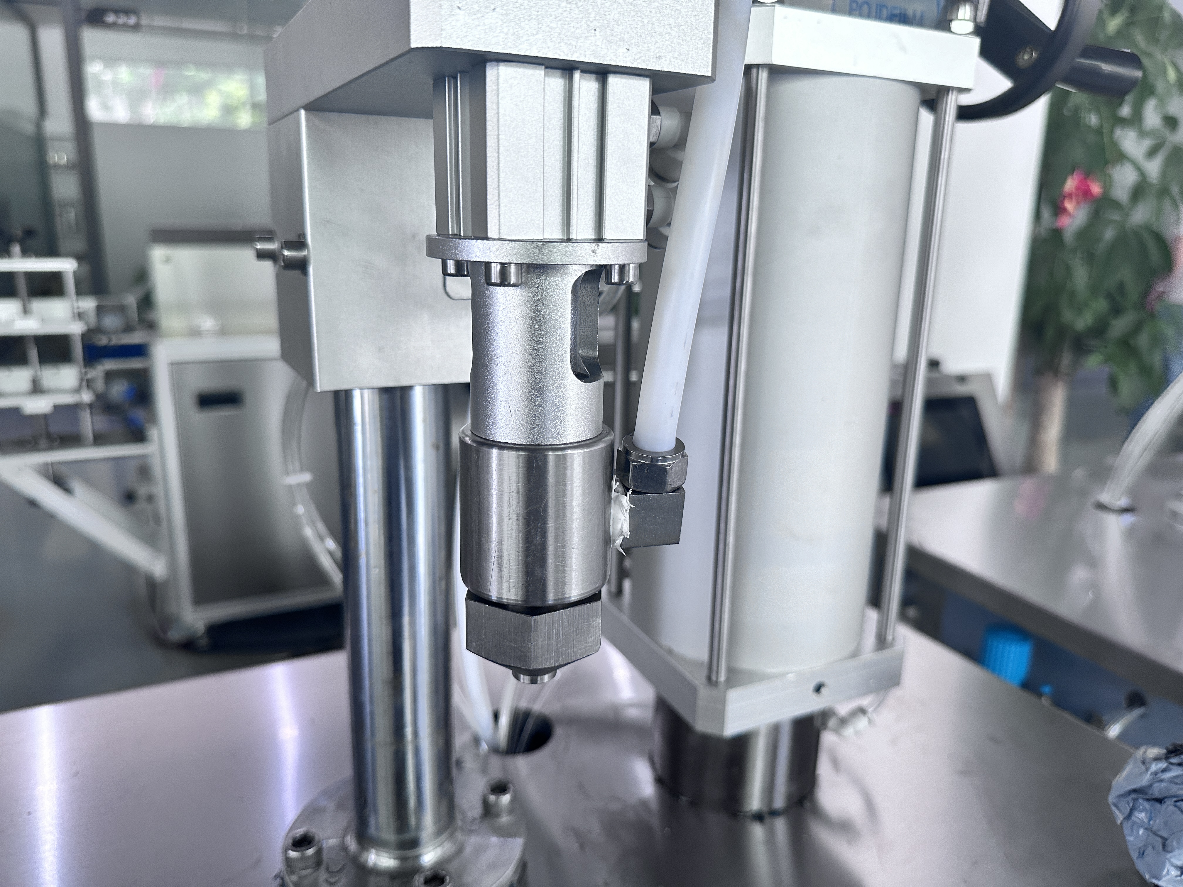 販売のための半自動エアゾール消臭芳香剤ボディスプレー充填機